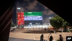 Ukumbi wa Tel Aviv City Hall ukipeperusha bendera ya UAE wakati Israel na UAE walipotangaza kuanzisha mahusiano ya kidiplomasia huko Tel Aviv, Israeli, Agosti. 13, 2020.