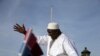 Le président gambien Adama Barrow salue ses partisans à son retour de Dakar, à Banjul, Gambie, 26 janvier 2017.