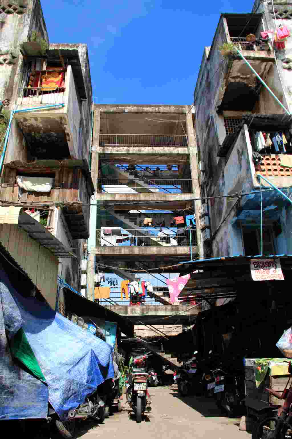 A general view of Phnom Penh's White Building and its residents on Friday, September 5, 2014. (Nov Povleakhena/VOA Khmer)