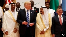 លោក​ប្រធានាធិបតី​ Trump និយាយ​ទៅ​កាន់​ស្តេច Salman ខណៈ​ពេល​ថតរូប​ជាមួយ​មេដឹកនាំ​នានា​នៅ​ឯ​កិច្ចប្រជុំ​កំពូល​អារ៉ាប់​ឥស្លាម​និង​អាមេរិក នៅឯ​មជ្ឈមណ្ឌល​សន្និសីទ King Abdulaziz កាលពី​ថ្ងៃ​អាទិត្យ ទី២១ ខែ​ឧសភា ឆ្នាំ២០១៧ នៅ​ក្នុង​រាជធានី រីយ៉ាដ ប្រទេស​អារ៉ាប៊ីសាអូឌីត។ (រូបថត៖ AP/Evan Vucci)