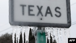 Des glaçons sont accrochés au panneau de l'autoroute 195 le 18 février 2021 à Killeen, Texas.