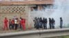 Des manifestants tentent de résister devant la police à Lomé, Togo, 19 août 2017. (VOA/Kayi Lawson)