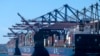 Des conteneurs sont empilés sur des navires dans le port de Los Angeles, en Californie, le 20 octobre 2021.