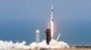 យានអវកាស SpaceX Falcon 9 ដឹកអវកាសយានិករបស់អង្គការណាសាគឺលោក Doug Hurley និងលោក Bob Behnken នៅមជ្ឈមណ្ឌលអវកាស Kennedy ក្នុងក្រុង Cape Canaveral រដ្ឋ Florida នៅថ្ងៃសៅរ៍ទី ៣០ ខែឧសភាឆ្នាំ ២០២០។ (AP Photo/Chris O'Meara)