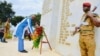 Le Président Kaboré rendant hommage au monument des martyrs aux victimes du coup d’Etat de 2015, Ouagadougou le 17 septembre 2020 (VOA/Lamine Traoré)