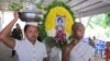 លោក ម៉ៅ​ សុខច័ន្ទ ​អាយុ​២៩ឆ្នាំ ​ជា​កម្មករ​សំណង់​ម្នាក់ ត្រូវ​បាន​គេ​បាញ់​ចំ​ក្បាល​ពី​ចម្ងាយ​បណ្តាល​ឲ្យ​ស្លាប់​នៅ​នឹង​កន្លែង​ក្នុង​ពេលផ្ទុះ​អំពើ​ហិង្សា​មួយ​រវាង​ប្រជា​ពលរដ្ឋ​និង​អាជ្ញាធរ​នៅ​ចំណុច​ស្ពាន​ច្បារ​អំពៅ​កាល​ពី​ល្ងាច​ថ្ងៃ​អាទិត្យ។ ​​ 