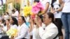 ប្រជា​ពលរដ្ឋ​បាន​អង្គុយ​តាម​បណ្តោយ​ផ្លូវ​សុធារស​ និង​ផ្លូវ​នរោត្តម​ ចូល​រួម​ពិធី​ដង្ហែ​ព្រះអដិ្ឋព្រះ​បរម​រតន​កោដ្ឋ​សម្តេច​ឪ​នរោត្តម​សីហនុ​ នៅថ្ងៃសុក្រ ទី១១ ខែកក្កដា ឆ្នាំ២០១៤។