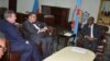 Le président Félix Tshisekedi, à droite, reçoit, l'Envoyé spécial américain pour les Grands, John Peter Phan, au centre, et l'ambassadeur américian, Mike Hammer, à Kinshasa, RDC, 22 février 2019. (Présidence RDC)