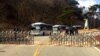 27일 한국의 사드(THAAD) 부지인 성주골프장 입구를 경찰과 보안업체 관계자들이 지키고 있다. 이날 골프장 입구에는 의경 버스 6대가 배치됐다. 입구서 2㎞ 거리인 소성리 마을회관에는 주민 4명이 사드결사반대 팻말을 내걸고 지키고 있었다. 