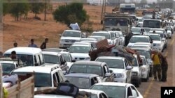 Des résidents de Syrte profitent d'une pause dans les combats pour s'enfuir (2 octobre 2011)