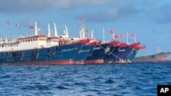 停泊在牛轭礁附近海域里的中国捕鱼船队。（美联社）