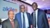 Mouhamadou Makhtar Cissé, DG de Sénélec, au milieu, avec les promoteurs d’Akilee, Samba Laobé Ndiaye et Amadou Ly, à Dakar, Sénégal, 6 septembre 2017. (VOA/Seydina Aba Gueye)