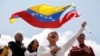 ARCHIVO - La dirigente opositora María Corina Machado ondea una bandera de Venezuela durante una protesta el 17 de agosto de 2024, en Caracas. 