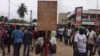 "Oui à l'alternance, non à la dictature" peut-on lire sur un panneau d'une manifestante dans les rues de Lomé, au Togo, le 4 octobre 2017. (VOA/Kayi Lawson)