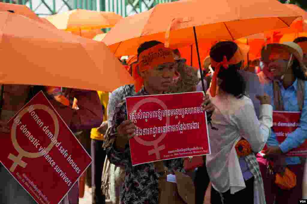 ក្រុមសហជីពកម្មករលើកស្លាកមុននឹងការហែក្បួនដាក់ញត្តិស្តីពី «តម្រូវការអាទិភាពរបស់ស្រ្តី» អំឡុងទិវាសិទ្ធិនារីអន្តរជាតិលើកទី១០៨ នៅក្នុងពហុកីឡដ្ឋានជាតិអូឡាំពិក កាលពីថ្ងៃ០៨ ខែមីនា ឆ្នាំ២០១៩។(ទុំ ម្លិះ/VOA)