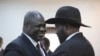 Shugaba Salvar Kiir (Dama) da mataimakinsa Riek Machar (Hagu) a Juba, South Sudan
