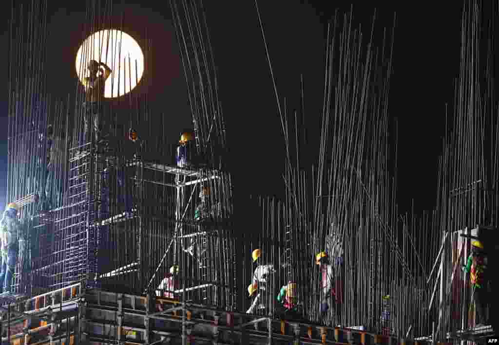 ព្រះចន្ទពេញវង់«Super Snow Moon» រះនៅកន្លែងសាងសង់មួយក្នុងទីក្រុង Kolkata ប្រទេសឥណ្ឌា។