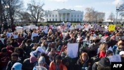 Maelfu ya wanafunzi waliojitokeza kuandamana mjini Washington, DC, Machi 14, 2018.