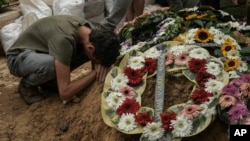 Mwanamme akiomboleza kwenye kaburi mjini Jerusalem Okt 9 2023