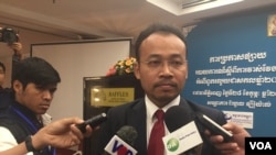 Preap Kol, executive director of Transparency International Cambodia, told reporters on February 28, 2017, that bribery to officials declined but major corrupt acts remained a concern. (Hul Reaksmey/VOA Khmer)