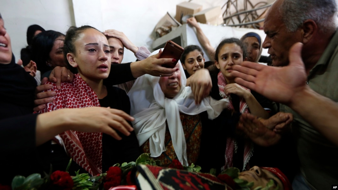 Los palestinos lloran a Arkan Mezeher, de 15 años, durante su funeral en el campamento de refugiados Deheisha, cerca de la ciudad cisjordana de Belén, el lunes 23 de julio de 2018. Mezher recibió un disparo mortal en el pecho cuando las tropas israelíes se enfrentaron con palestinos en Cisjordania.