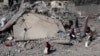 Palestinci posmatraju posledice razaranja, nakon izraelskog udara na Rafu, na jugu Pojasa Gaze, 29. decembar 2023.