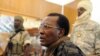 Le président tchadien Idriss Deby Itno donne une conférence de presse après une réunion avec le ministre français de la Défense à Ndjamena, le 6 février 2008. 