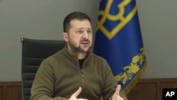 n una imagen tomada de un video proporcionado por la oficina de prensa de la presidencia ucraniana, el presidente Volodymyr Zelenskyy habla durante una videoconferencia de los líderes del Grupo de los Siete y Ucrania, en Kiev, el 11 de octubre de 2022.