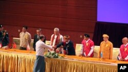 緬甸總統吳登盛在首都內比都主持了由電視轉播的停火協議簽署儀式後與與會者握手。