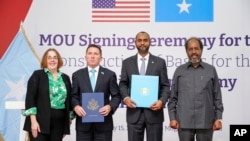 Rais wa Somalia Hassan Sheikh Mohamud, waziri wa ulinzi wa Somalia Abdulkadir Mohamed Nur, Balozi mdogo wa Marekani Shane L Dixon na waziri mdogo wa mambo ya nje wa Marekani Molly Phee, Februari 15, 2024. Picha ya AP