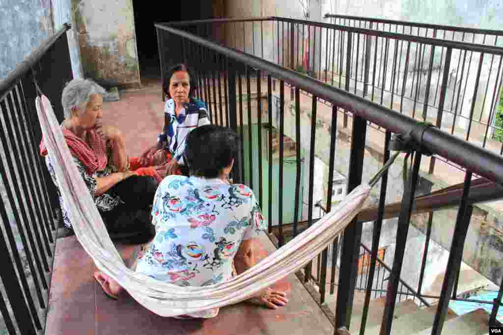 (From left to right) Ly Sou, Som Sokhon, Penh Sarin, residents who have lived on fourth floor in Phnom Penh's “White Building” since 1979, say they have not been informed by the local authority yet about an upcoming plan to knock down the old building. (Nov Povleakhena/VOA Khmer)