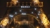 Un cartel luminoso en la Torre Eiffel que despliega la palabra "Merci" (Gracias, en francés).