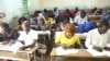 Des candidats en salle de composition, Ouagadougou, le 19 septembre 2019 (VOA/Lamine Traoré)
