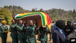 Jeneza lililobeba mwili wa Rais wa zamani wa Zimabwe, Robert Mugabe.