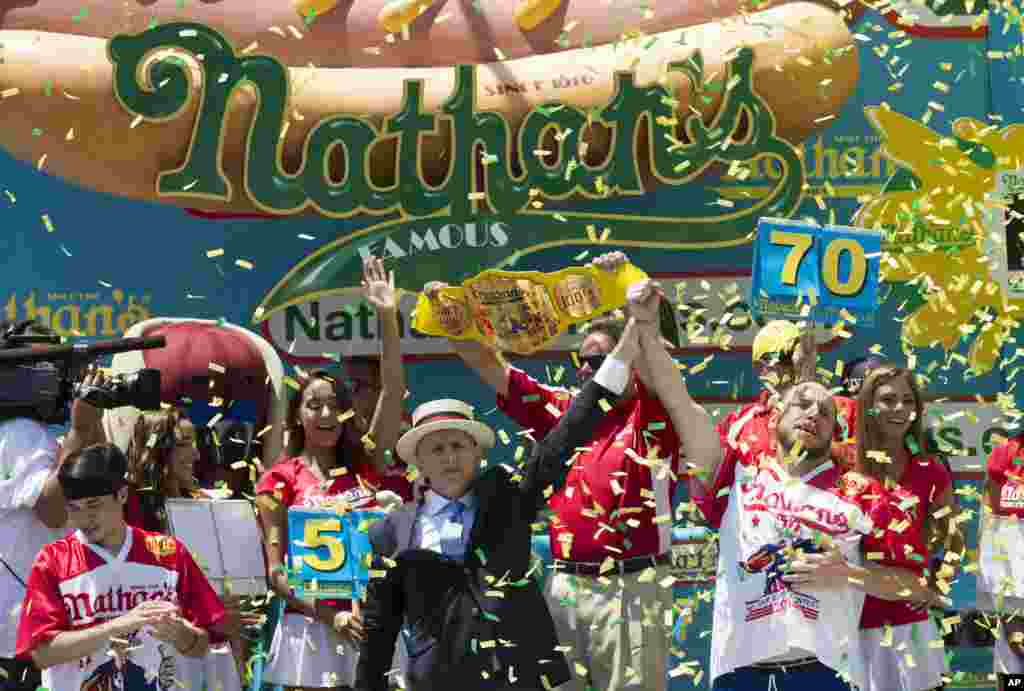 លោក​ Joey Chestnut (ខាង​ស្តាំ) ត្រូវ​បាន​ប្រកាស​ជា​អ្នក​ទទួលបាន​ជ័យជម្នះ​នៅ​ក្នុង​ការ​ប្រកួត​បរិភោគ​ហ៊តដក​អន្តរជាតិ Nathan នា​​ថ្ងៃ​ទីបួន កក្កដា ក្នុង​ក្រុង​ញូវយ៉ក។