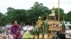 លោក​នាយករដ្ឋមន្ត្រី ហ៊ុន សែន នៅក្នុងពិធីបួងសួង​នៅមុខ​ប្រាសាទអង្គរ​វត្ត​ , នៅទីក្រុង​សៀមរាប​, នៅថ្ងៃទី២ ខែធ្នូ​ ឆ្នាំ​២០១៧។ (ខាន់​ សុគុំមនោ/VOA) 