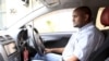 Un nouveau conducteur Uber dans sa voiture à Nairobi le 9 mars 2016.