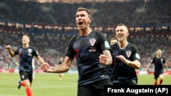 Mario Mandžukić wa Croatia akisherehekea goli la ushindi dhidi ya Uingereza Jumatan\o.