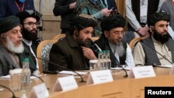 Mullah Abdul Ghani Baradar, Naibu kiongozi wa Taliban na mwakilishi wa mazungumzo, na wajumbe wengine wakihudhuria mazungumzo ya amani ya Afghanistan Moscow, Russia Machi 18, 2021Alexander Zemlianichenko/Pool via REUTERS/File Photo