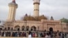 Des pèlerins à la grande mosquée lors du Magal, à Touba, Sénégal, 8 novembre 2017. (VOA/Seydina Aba Gueye)