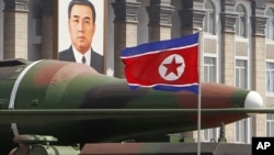 지난 4월 북한의 태양절 열병식에 등장한 신형 장거리 미사일. (자료 사진)