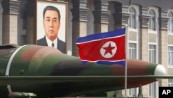 북한이 지난 4월 태양절 열병식에서 공개한 신형 미사일. (자료 사진)