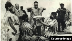 Julius Nyerere Rais wa zamani wa Tanzania na muasisi wa chama cha TANU ambacho hivi leo ni CCM akichangaya mchanga wa Zanzibar na Tanganyika kuunda Jamhuri ya Muungano wa Tanzania
