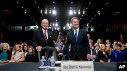 Senador Chuck Grassley (esq) e juiz Brett Kavanaugh (dir)