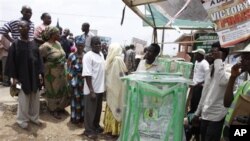 Wapigaji kura walojipanga kwa mstari kusubiri kupiga kura katika kituo kimoja cha mjini Ibadan, Nigeria, Jumamosi Aprili 2, 2011, kabla ya kuarifiwa kwamba uchaguzi umeahirishwa.