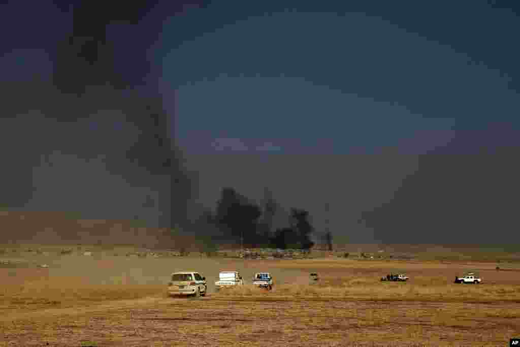 ក្បួន​រថយន្ត​យុទ្ធជន Peshmerga បើកបរ​ទៅ​កាន់​ការ​ប្រយុទ្ធ​គ្នា​ជួរ​មុខ​ក្នុង​ក្រុង Khazer ចម្ងាយ​ប្រហែល ៣០​គីឡូម៉ែត្រ​ភាគ​ខាង​កើត​ក្រុង Mosul។ យោធា​អ៊ីរ៉ាក់ និង​កងកម្លាំង​ឃឺដ​និយាយ​ថា ពួកគេ​បាន​ចាប់​ផ្តើម​ប្រតិបត្តិការ​ប្រយុទ្ធ​ទៅ​កាន់​ភាគ​ខាង​ត្បូង និង​ខាង​កើត​ក្រុង​ Mosul កាន់​កាប់​ដោយ​ក្រុម​សកម្មប្រយុទ្ធ​នៅ​ដើម​ព្រឹក​ថ្ងៃ​ចន្ទ ទី​១៧ ខែ​តុលា ឆ្នាំ​២០១៦។
