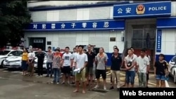 深圳佳士科技職工派出所外抗議(維權網圖片)