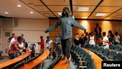 Des étudiants manifestent à l'Université du Cape Town, Afrique du sud, 3 octobre 2016.