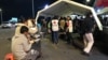 Personal de la Cruz Roja de Ecuador asiste a migrantes venezolanos en la frontera con Colombia antes de la apertura de un corredor humanitario de 24 horas el jueves 23 de agosto a la medianoche para trasladarlos en autobús a la frontera con Perú. Foto: Celia Mendoza, VOA. 