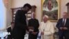 Sport avec Yacouba: le pape reçoit un ballon de basket en or